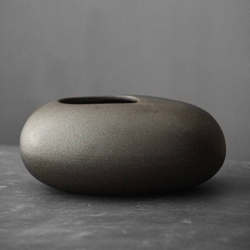 Gohobi Handmade Ikebana Round Vase: Matt Black Gohobi （We cover import duties）